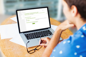Studierende am Laptop