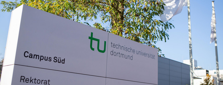 Infosäule am Campus Eine Infosäule mit Übersicht der Gebäude am Campus Süd.